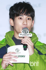 组图：金秀贤穿冬装会粉丝 帅气微笑俘获女心