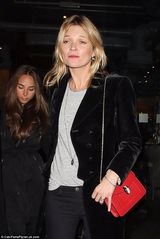 组图：凯特-摩斯外出聚餐 休闲装挤微笑掩倦容