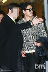 组图：Rain结束新加坡公演返韩 甜笑现身机场