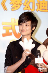 幻灯图：李宇春代言网游 否认将出演《新龙门客栈》