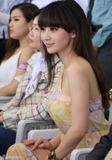 组图：柳岩亮相车展 花色长裙小露香肩