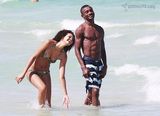 幻灯图集：科特迪瓦中场卡劳和女友迈阿密海滩戏水