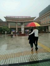 组图：白冰挺大肚回西安待产 老公丁一全程陪护