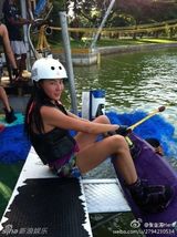 组图：张柏芝清凉装变水上健将 素颜变包子脸