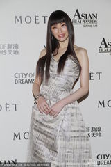 组图：与甄子丹联手夺奖 刘嘉玲不拍梁朝伟马屁