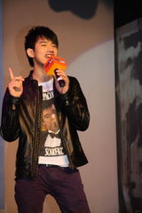 幻灯：吴建飞携三“天使”亮相 谈新片《澳门往事》