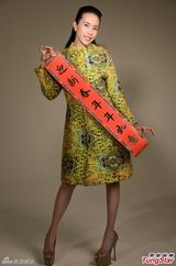 组图：莫文蔚红装贺新春 华服俏丽传统风