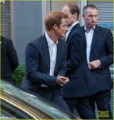 组图：哈里升级叔叔首亮相 替粉丝送礼给小王子