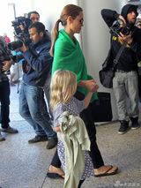 组图：皮特携六子女现身机场 朱莉翠绿披肩抢镜