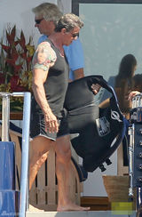 组图：史泰龙携家人戛纳度假 黑背心大秀肌肉