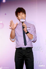 高清图：吴尊赴港代言 为新剧阳光形象晒黑皮肤