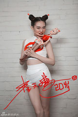 组图：崔天琪新造型刺激眼球 《20岁》MV将发