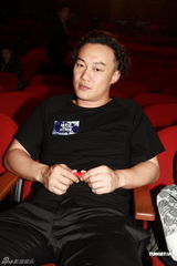 高清组图：陈奕迅香港开唱 靠唱功长裤T恤也疯狂