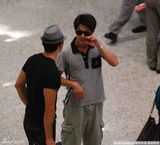 组图：郭富城现身上海机场打扮休闲运气发功