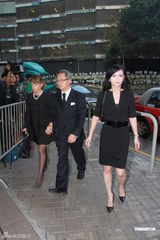 组图：众好友拜祭邓光荣灵堂 洪金宝成龙谢贤等出席