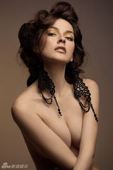 组图：超模Viktoriya写真半裸上阵 电眼迷人