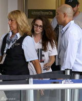 组图：斯图尔特率性装现身机场 赶赴多伦多影展