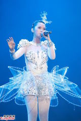 组图：杨丞琳红馆倒吊开唱 着泳装浸透明水缸