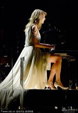 斯威夫特钢琴弹唱《All Too Well》露美腿