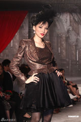 组图：林志玲透视装现身妩媚性感 看众名模走秀