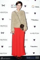 组图：李孝利孔孝真等众韩星盛装助阵大型时装秀