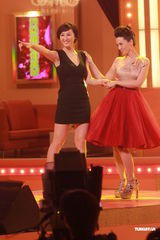 组图：谭咏麟关心妍台上合唱 众星现身无线电视城