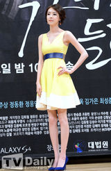 组图：李钟硕尹相铉再合作 挽手飞吻欢乐多