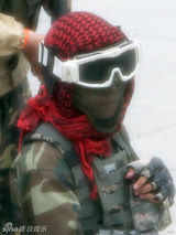 组图:朱莉养子马克多斯迷彩服配散弹枪帅气十足