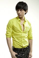 组图：成毅时尚大片曝光 玩酷绅士机车混搭风