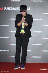 组图：吴建豪戴黑钻耳机压轴走秀 空运礼物表孝心