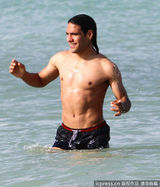 组图：球星法尔考海中爱抚娇妻 舔肚脐极度高调