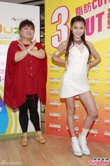 组图：周秀娜拍动作戏受伤 笑称要加片酬抵辛苦