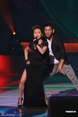 组图：江若琳郑融等助阵慈善筹款晚会