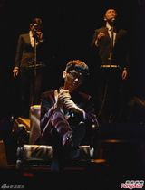 组图：方大同巡演香港开唱 薛凯琪当嘉宾
