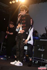 组图：方大同来台开唱黑超耍酷 陶晶莹亮相助阵