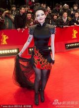 组图：《龙门飞甲》首映 范晓萱火红朋克裙秀纹身