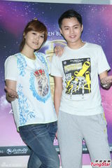 组图：关诗敏孙自佑担纲金钟开场 练舞不敌小孩