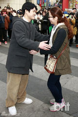组图：金成钧孙湖竣着94复古装现身闹市送拥抱