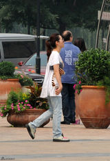 组图：张靓颖潘辰会友逛街 穿姐妹装吃冰激凌