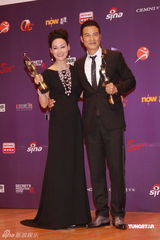 幻灯：香港金像奖后台 任达华惠英红互吻庆祝