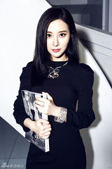 组图：熊乃瑾职场高阶穿搭 散发都市女性自信