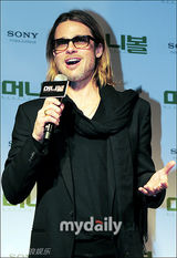 组图：布莱德皮特亮相《点球成金》韩国红地毯