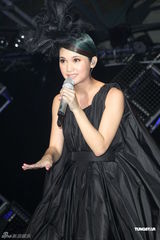 组图：杨丞琳个唱化身摇滚精灵 打造魔幻舞台