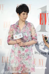 组图：海清着粉嫩碎花裙代言 照顾同台人脱鞋露脚