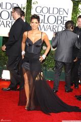 高清图：哈莉-贝瑞高开衩裙亮相红毯风情万种