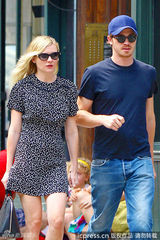 组图：邓斯特与男友享午后时光 印花紧身裙闪亮迷人