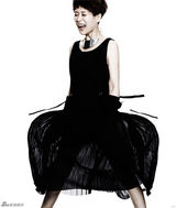 组图：海清轻解衣衫秀红唇 展露调皮女人味