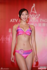 组图：候选亚姐泳装亮相 韩国选手压鼻否认整容