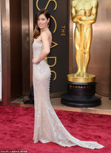 组图：杰西卡-贝尔白色亮片长裙知性优雅