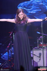 组图：吴雨霏唱失恋歌 许志安称郑秀文难讨好